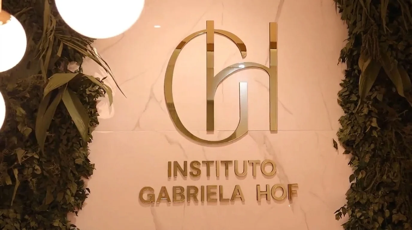 Letreiro Instituto Gabriela HOF em dourado sobre mármore, na entrada da clínica em Votorantim, na divisa com o Parque Campolim, Sorocaba